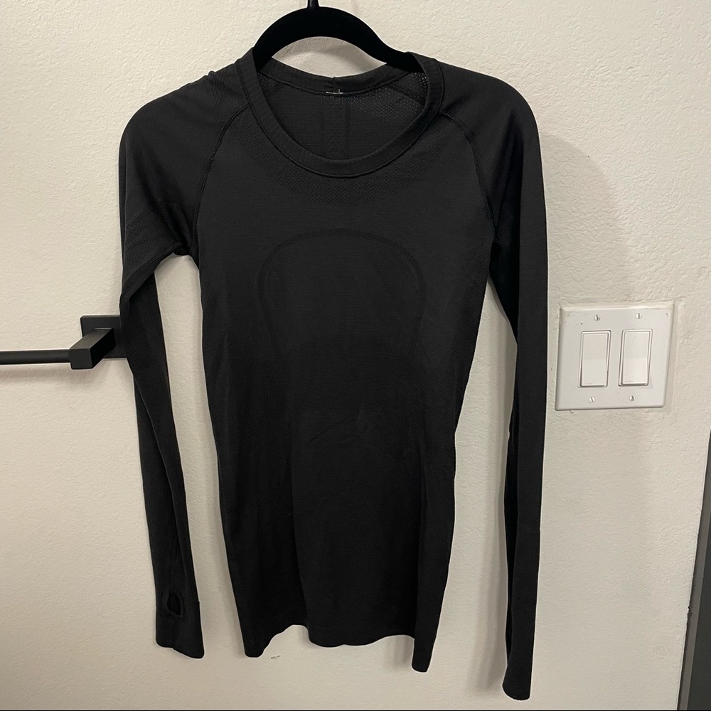 Black Lululemon swiftly tech long sleeve shirt